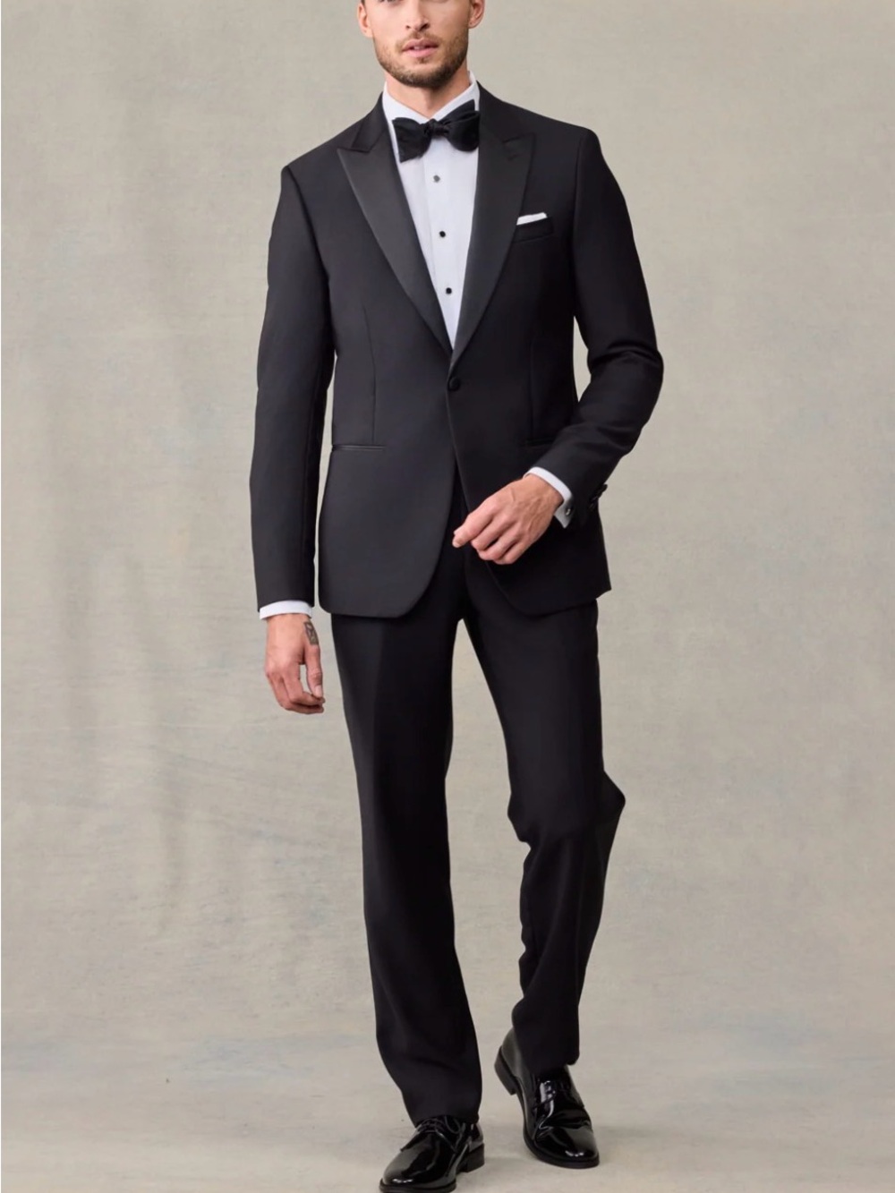 Men's Black Single-Breasted Satin Peak Lapel Tuxedo 40R & 34/30 Slim